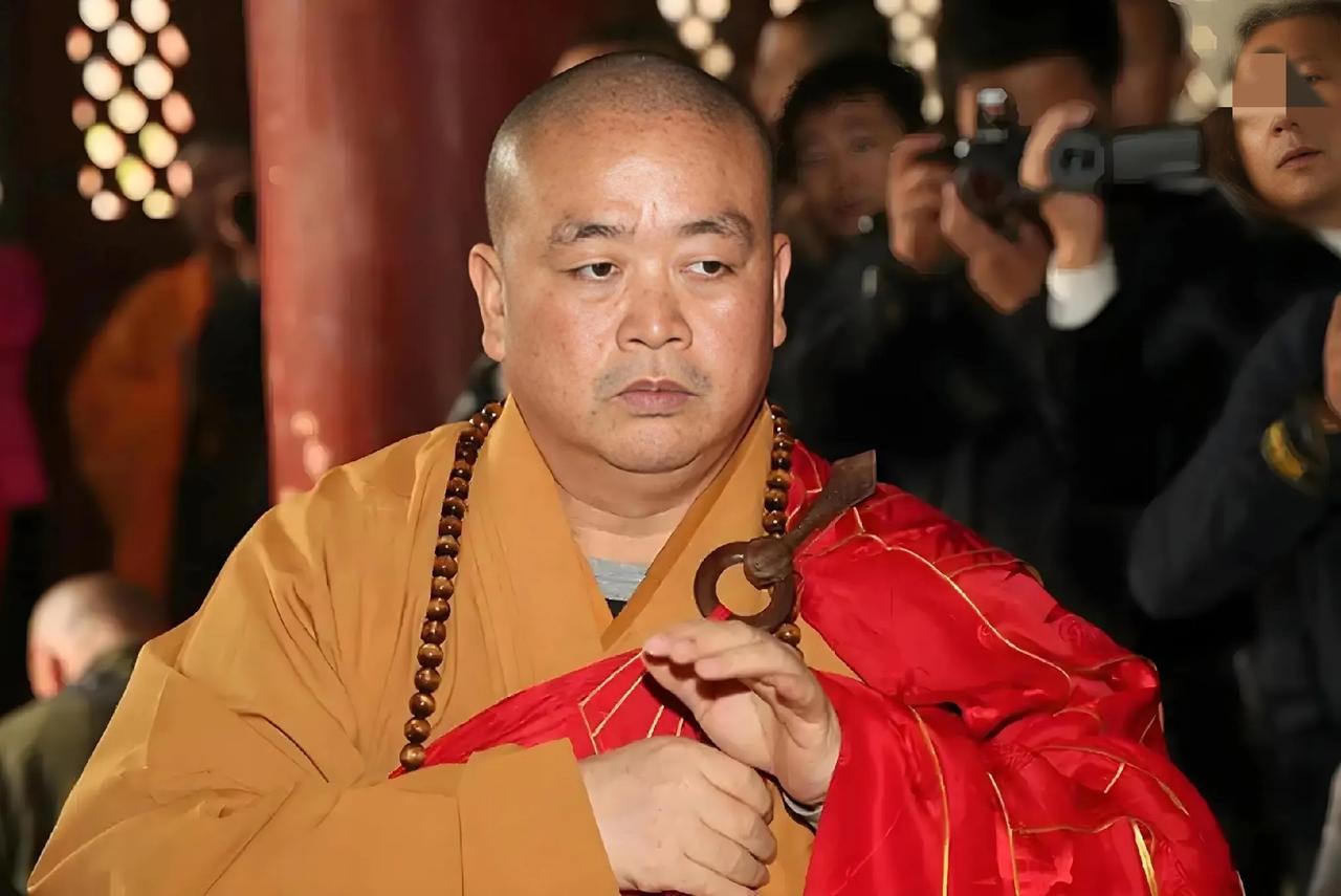 释永信比宗老还夸张，宗老立的是一妻一女一布鞋，而释永信则不止一次公开表示