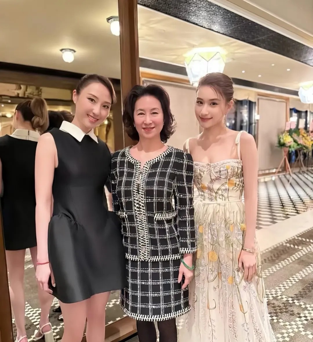 何家三姐妹，就是何超莲最漂亮，可是衣服看着最廉价。