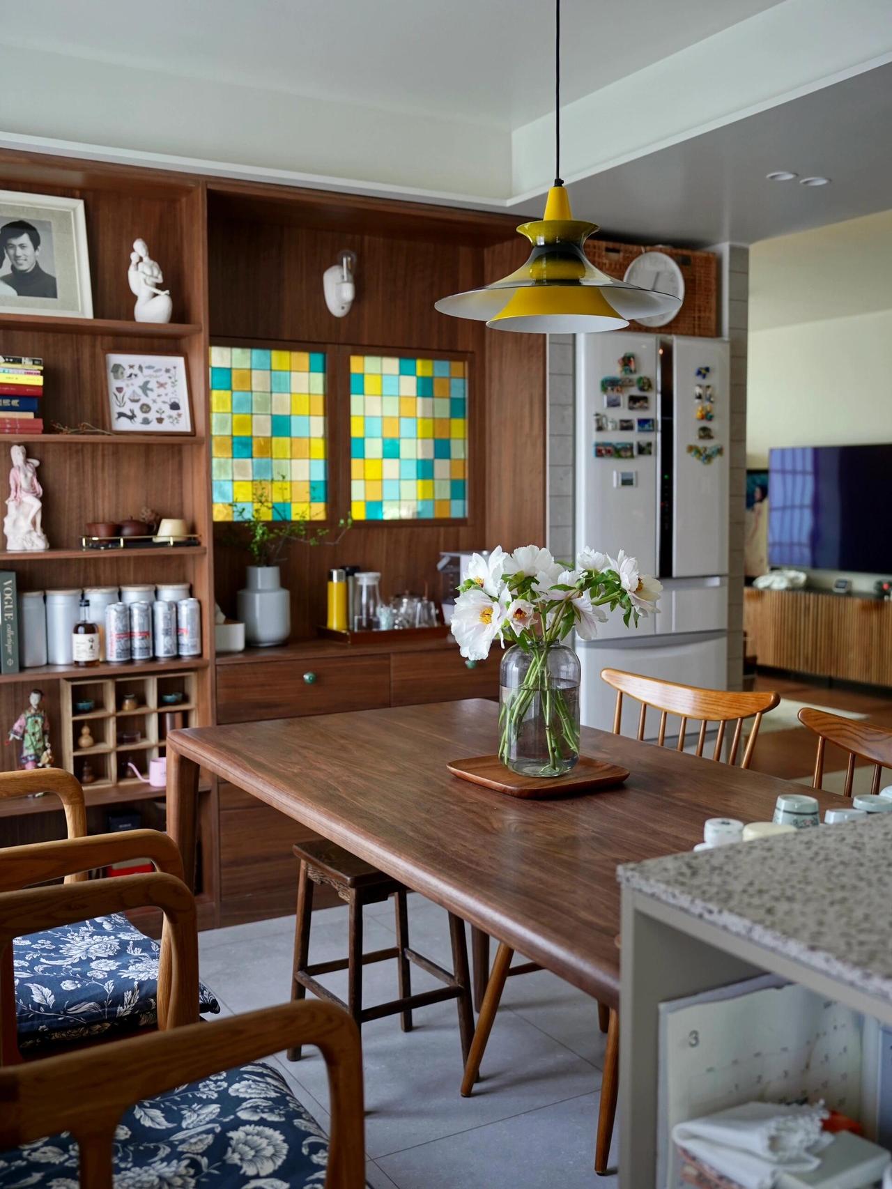 我常觉得，父母给孩子花钱装修是天经地义，反过来孩子给父母折腾房子，却总被念叨别乱