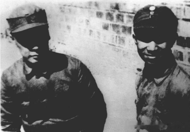 1939年粟裕与陈毅合影