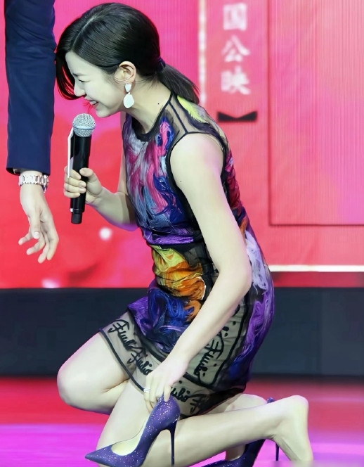 陈妍希，这个鞋跟也太高了，女明星真不好当啊​​​