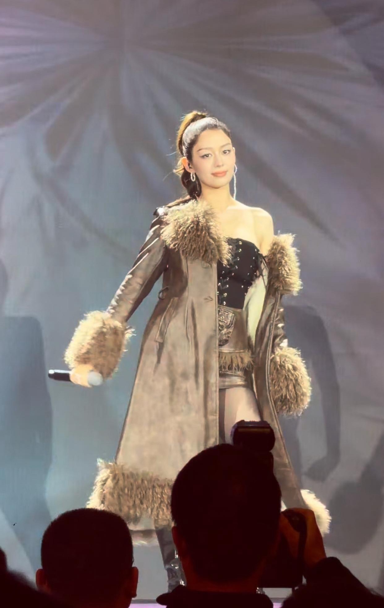 钢琴家吉娜现在完全是变了一个人，衣着性感热辣，妆容欧美化，还转行唱rap。这样的