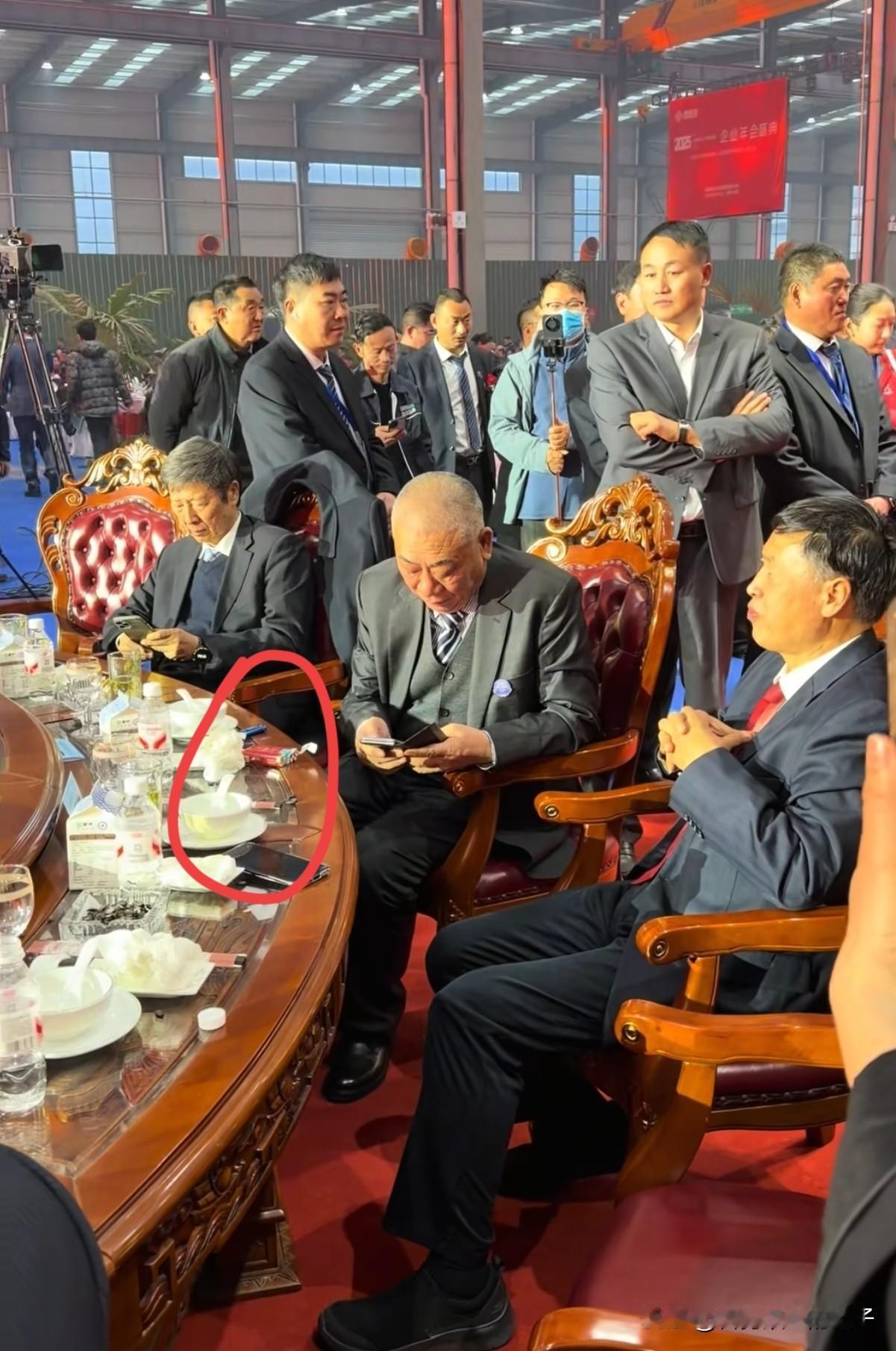 年会给员工发6000万的崔培军，抽的是什么烟？红色的包装盒，目测应该是软中，70