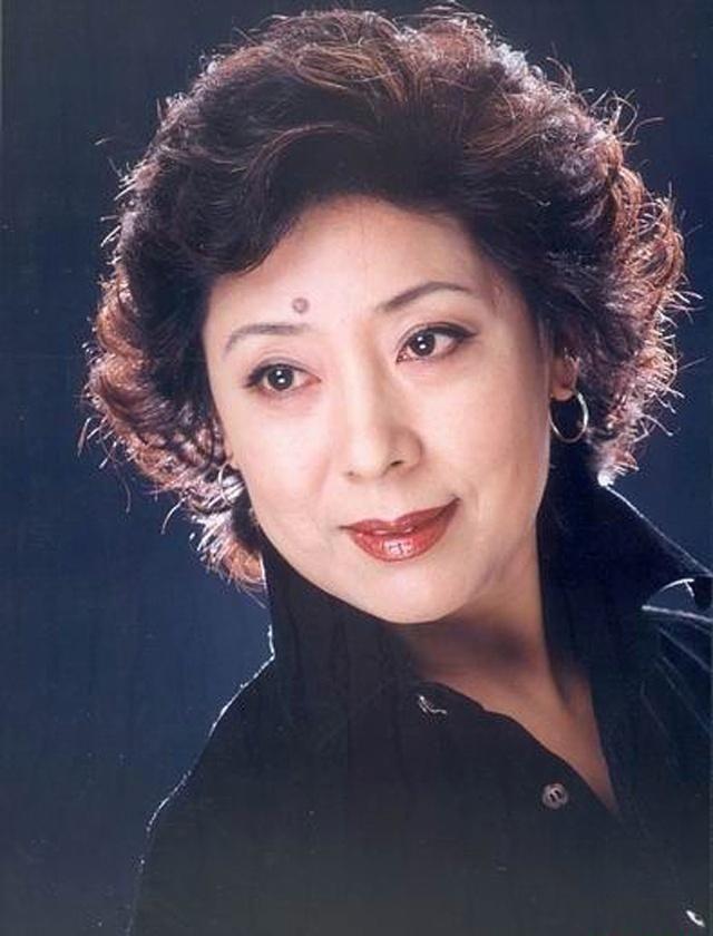 1990年的一天，歌唱家关牧村因为受不了丈夫的家暴，果断提出离婚，王星军说:“离