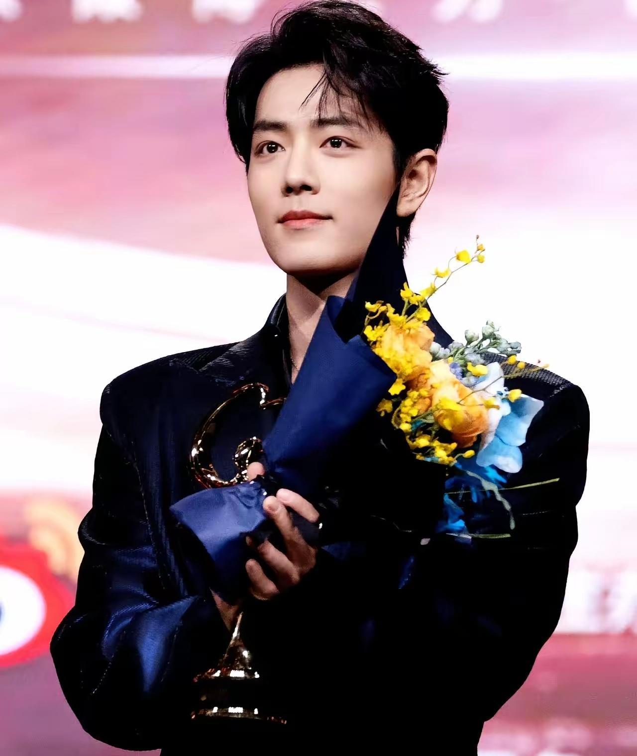 别小看这束花，它是微博之夜安排的面试题。就像在等待区扔一片纸，看你捡不捡。花里面