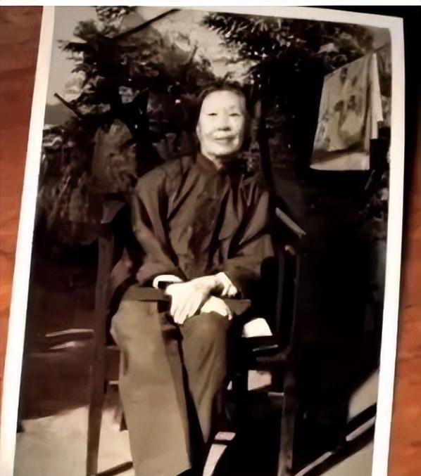 1982年，75岁的关露躺在病床上，接受着命运的审判，那一天，中央的官员走进病房