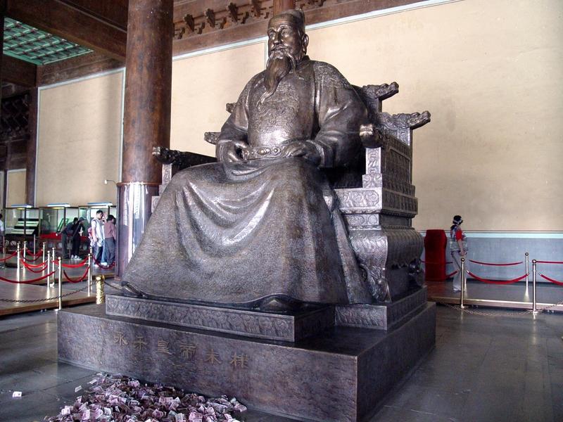 朱元璋之后继承皇位的是他孙子朱允炆。朱元璋建立明朝后确立嫡长子继承制，悉心培养嫡