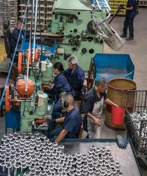 一位美籍华人表示“中国人不要太自大，美国之所以去工业化，是因为钢铁，机电，军工，