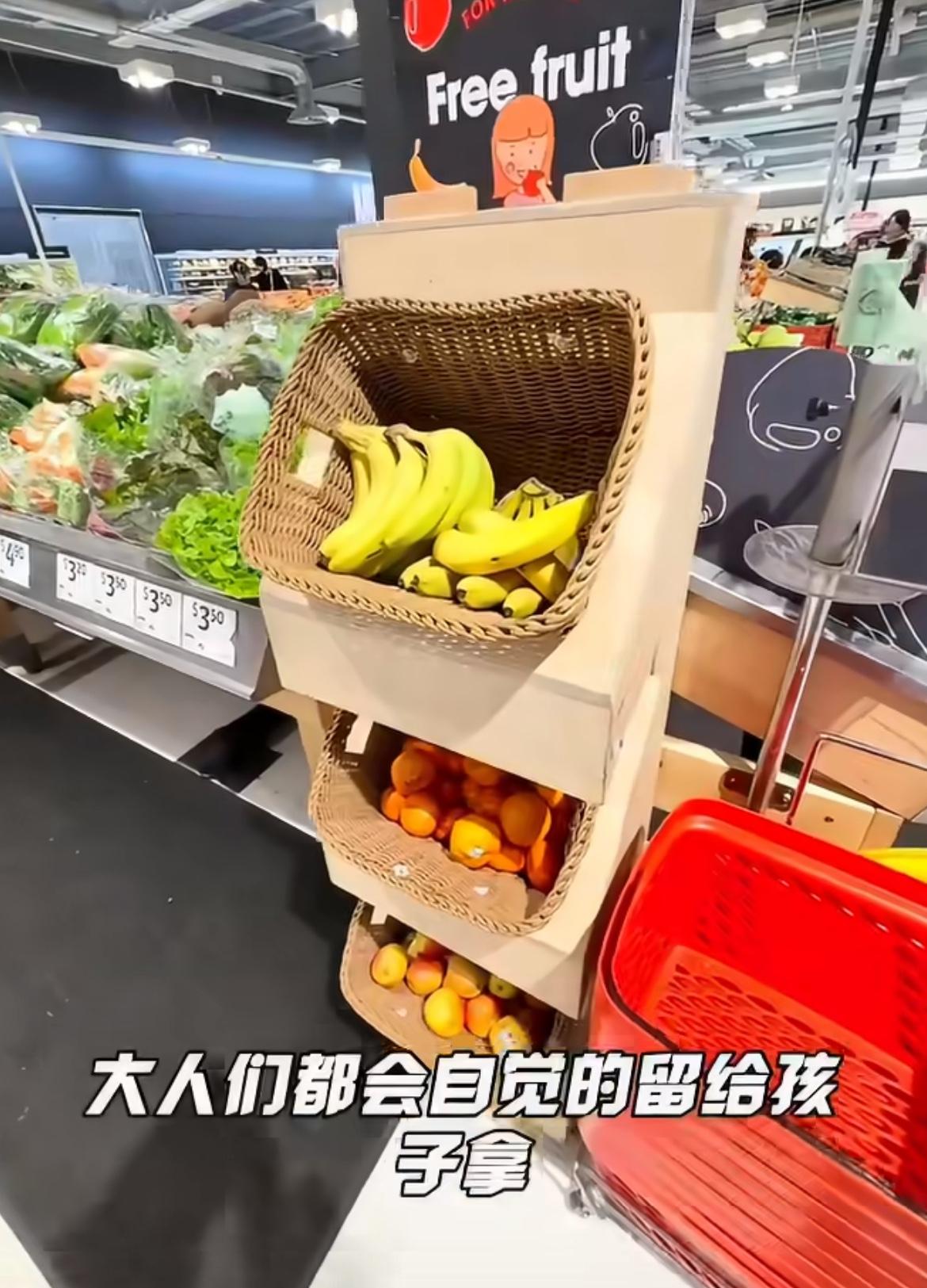 在国外发一根香蕉都感恩戴德的，就这么一点点吃的也吹上天，超市免费给儿童发放一个水
