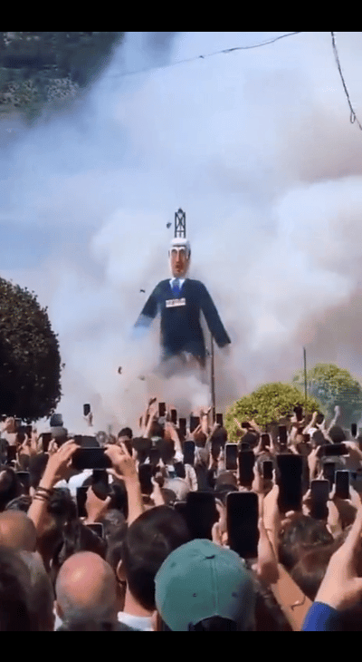 西班牙马拉加的村民烧了以色列总理内塔尼亚胡的模拟像，准确地说是用鞭炮炸了，可见犹