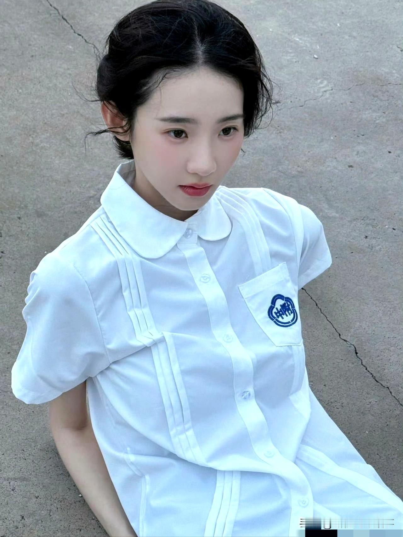 《张艺凡：白衬衫里的青春伤痛文学女主》张艺凡这组校服写真，把“青春伤痛文学