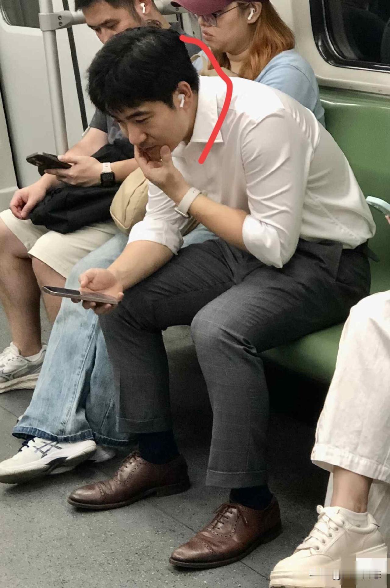 地铁里看书的男人，被说成富豪，其实他只是不想刷手机那天早上我坐十号线地铁,车