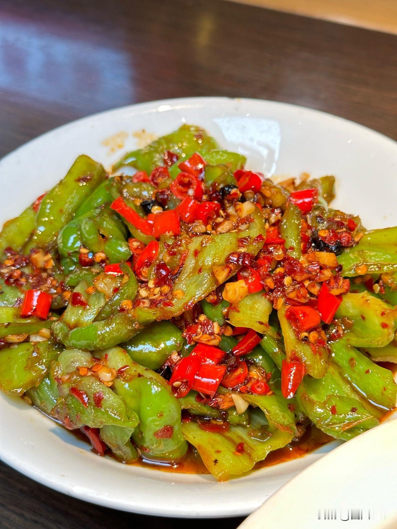 河南网友吐槽，娶了个江西媳妇，顿顿吃辣椒，菜里全是辣椒，最绝的是青辣椒炒红辣椒！