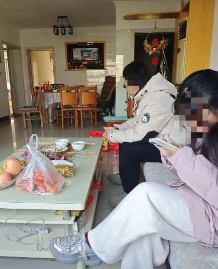 大姑姐一家来城里逛，提了一箱牛奶和一个西瓜来我家，进家门我给大姑姐和姐夫倒茶洗水