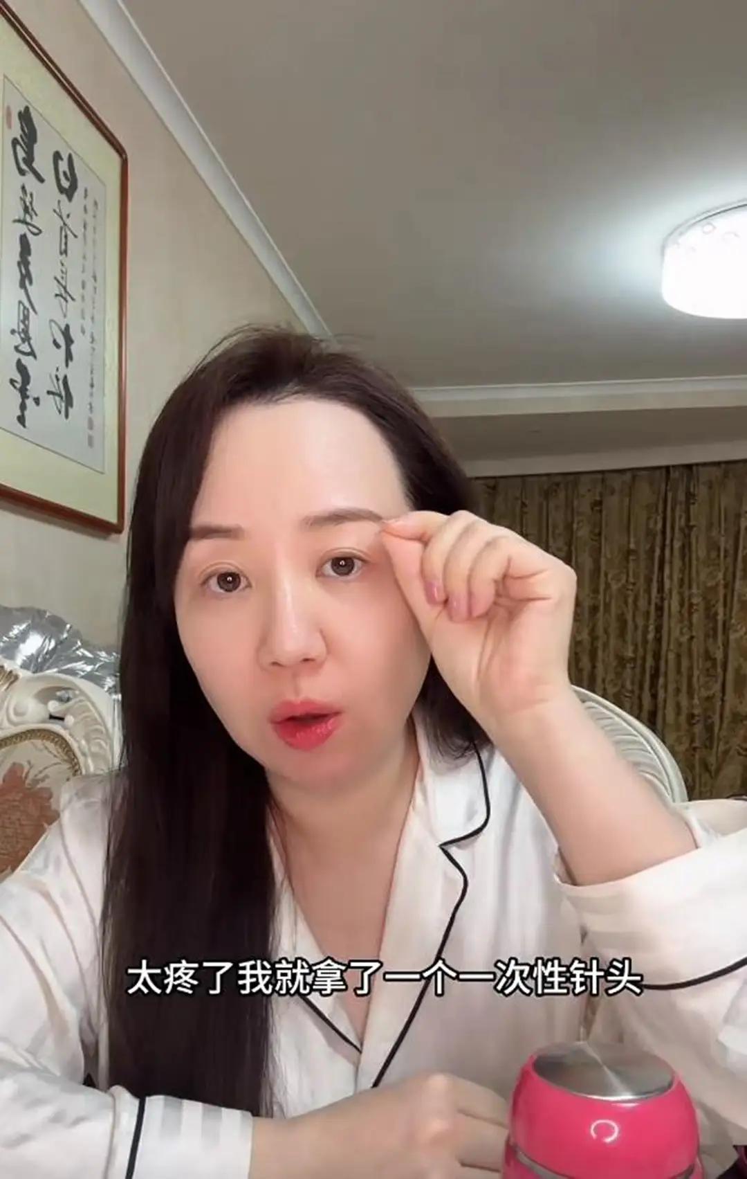 关凌的儿子姬关枪还长得多帅的。虽然眉尾处长了一个大包，还是挡不住他的帅气。不靠谱