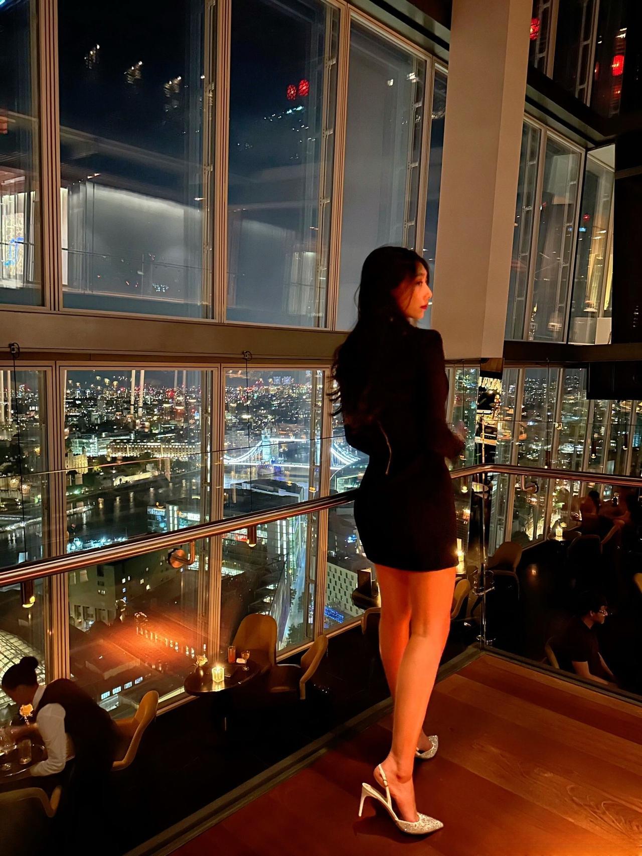 上热门一起野个好身材御姐美女品酒品人生