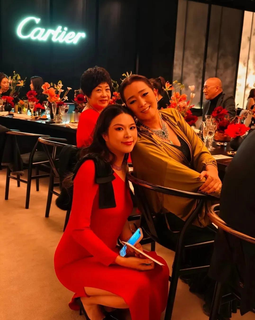 巩俐卡地亚晚宴气场仍在，内娱再难出此国际影后巩俐亮相卡地亚高级珠宝晚宴，钻