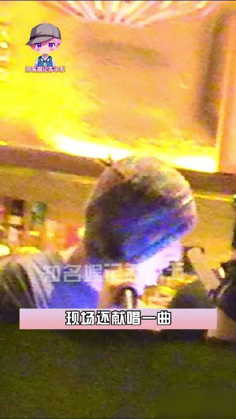 鹿晗深夜被保镖架上车，醉得路都走不稳。前天张碧晨过生日，他不仅去了，还上台飙了首《爱很简单》。现在娱