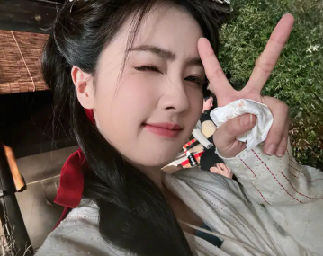 白鹿曾舜晞同框单手比耶超灵动CP感满满