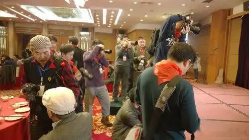 美国在中东炸了一个多月，伊朗还手还了一个多月，但你要是盯着战场看，会发现一件怪事