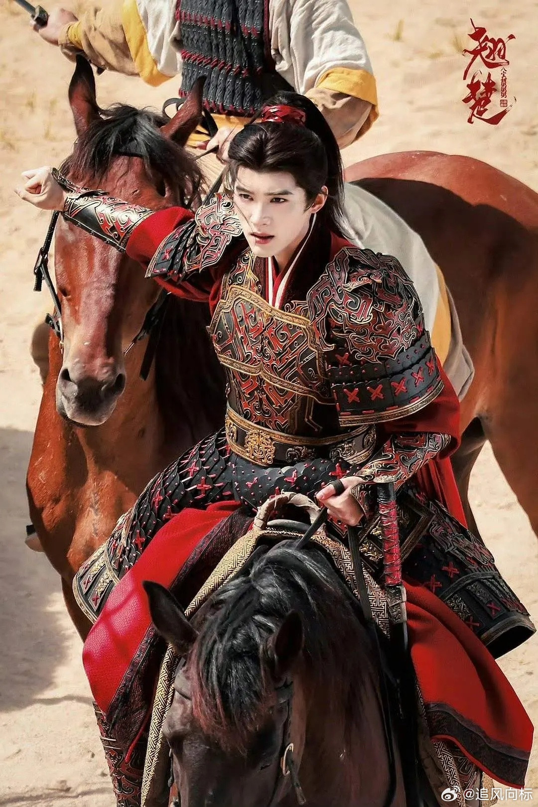 凌厉的眼妆、高马尾、耳钉，各种细节都非常符合原著人物个性，一个那么能打的少年将军