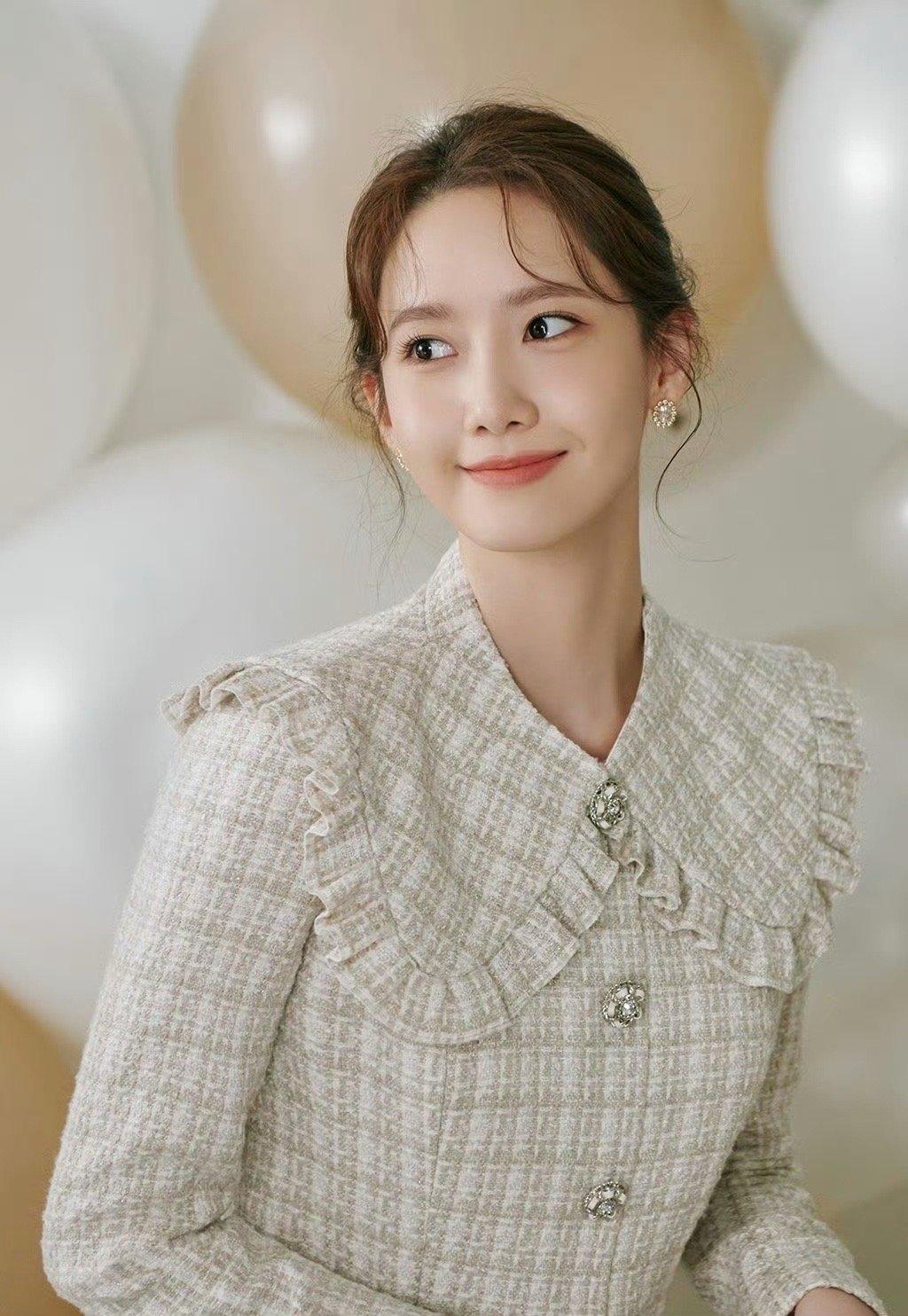 林允儿在南韩娱乐界的地位自然不必多说～从火遍全球的少女时代出道，如今更加专