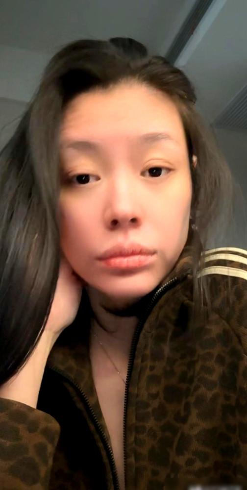 葛荟婕彻底崩了！花钱养了三年的“小白脸”，竟然在众目睽睽下，狠甩了她三个响亮的耳