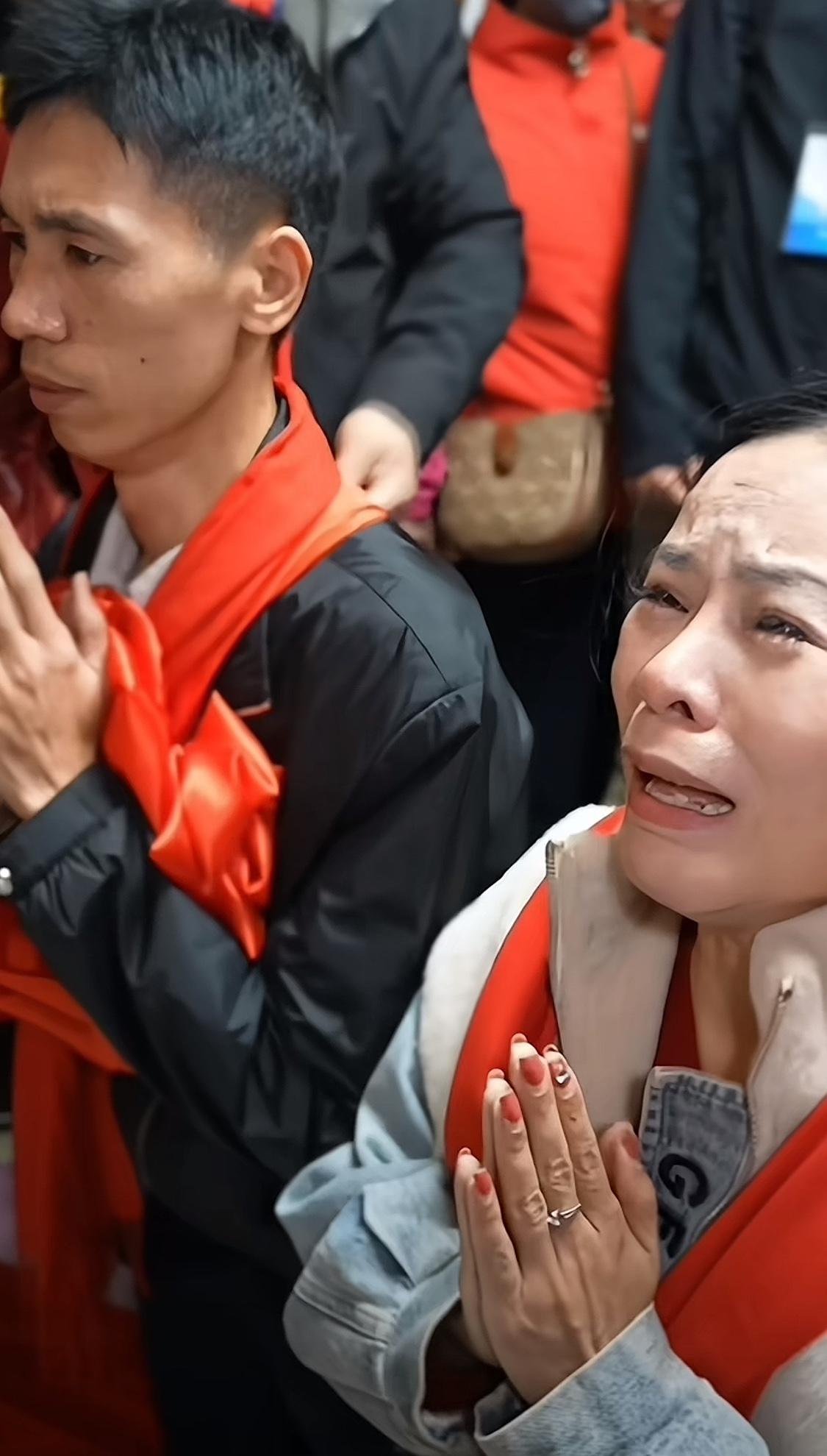 李鑫姐弟回到湖北老家仙桃，李鑫已经在族谱上看到他名字了。姐姐李林牵着弟弟李鑫回到