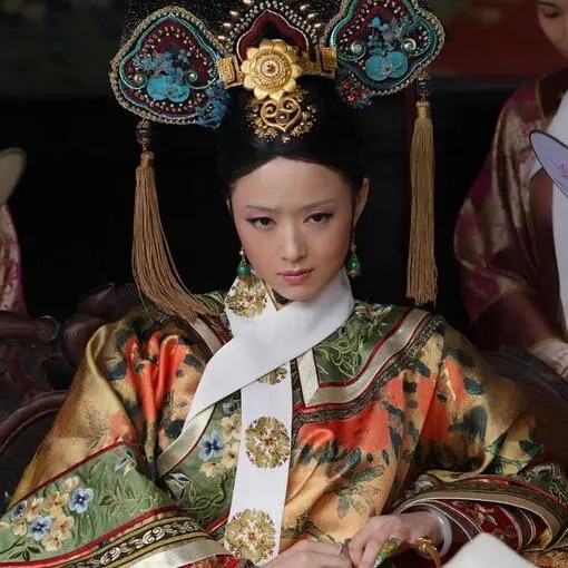 2010年《甄嬛传》开拍，蒋欣被选为曹贵人，结果试戏当天蒋欣自告奋勇地想试试“华