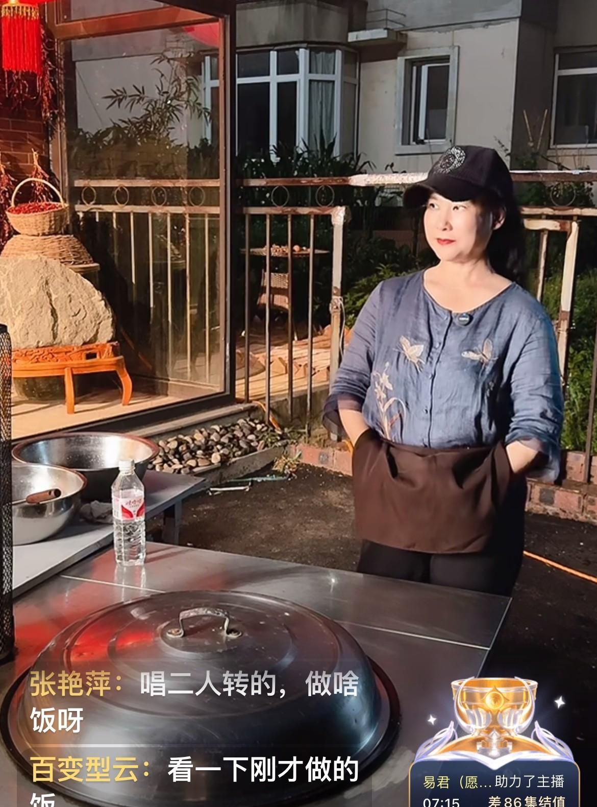 7月15日晚上，二人转演员王小华出现在直播间，王小华说：今天家里来了几个朋友，在