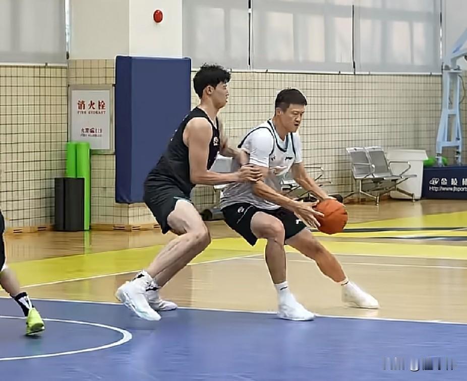 陈家政谈老大哥周鹏：“鹏哥回到球队，大家都非常开心，鹏哥人非常好，一直在给我