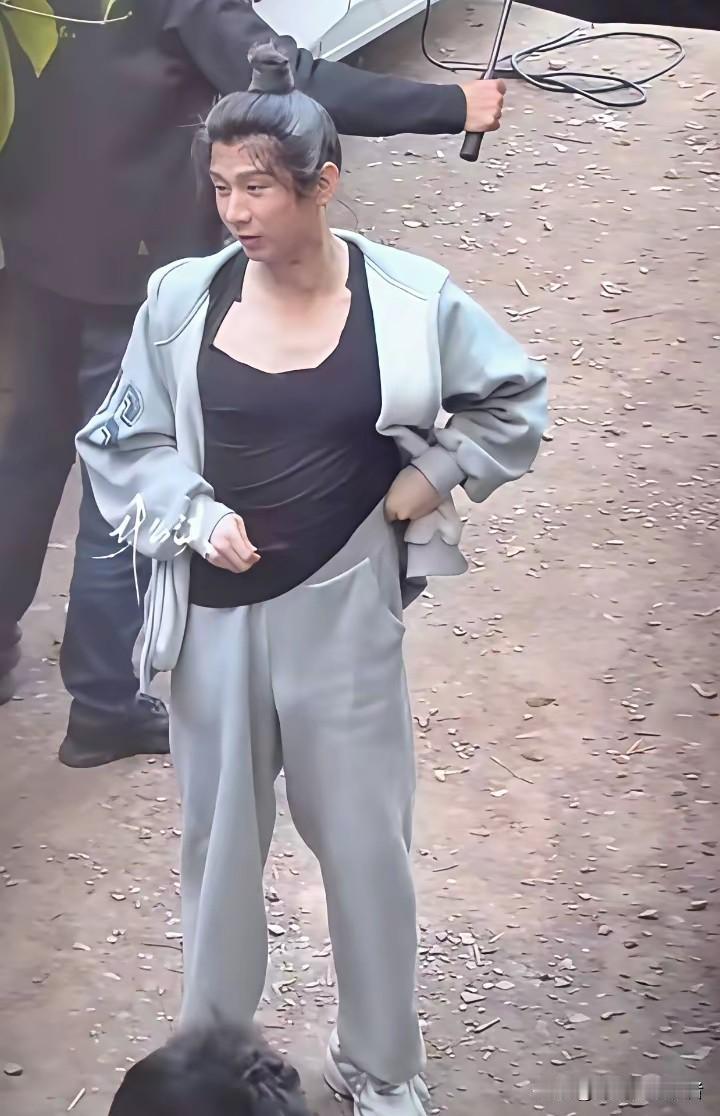 成毅这样子好像刚刚睡醒出门买油条的感觉。这片场真是怎么方便怎么来。成毅如今也是古