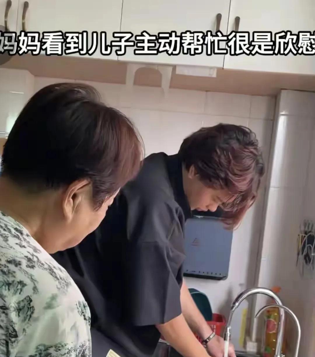 阿根廷奇娜的儿子现在挺让人担心的，主要是才19岁，但是居然不读书，然后在家里洗碗