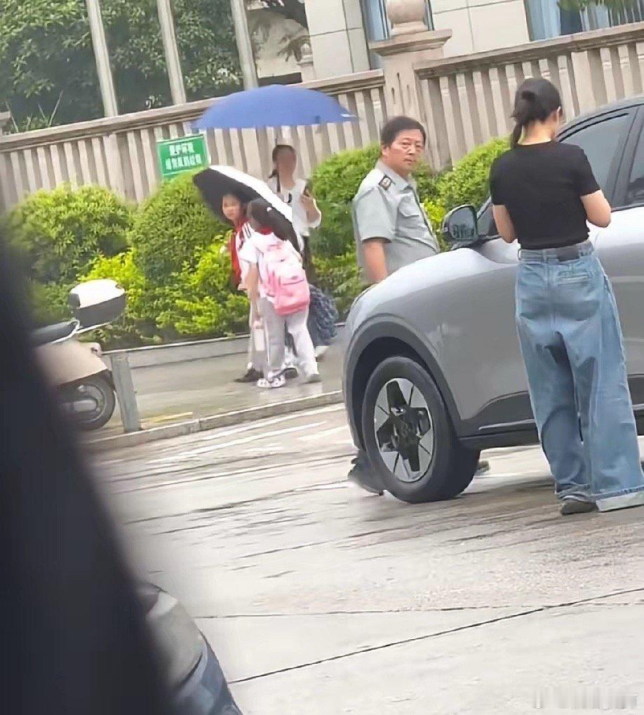 一女子丢人丢大发了！不知何故，一女司机因不满保安劝阻，跟小区保安争吵了几句，该女