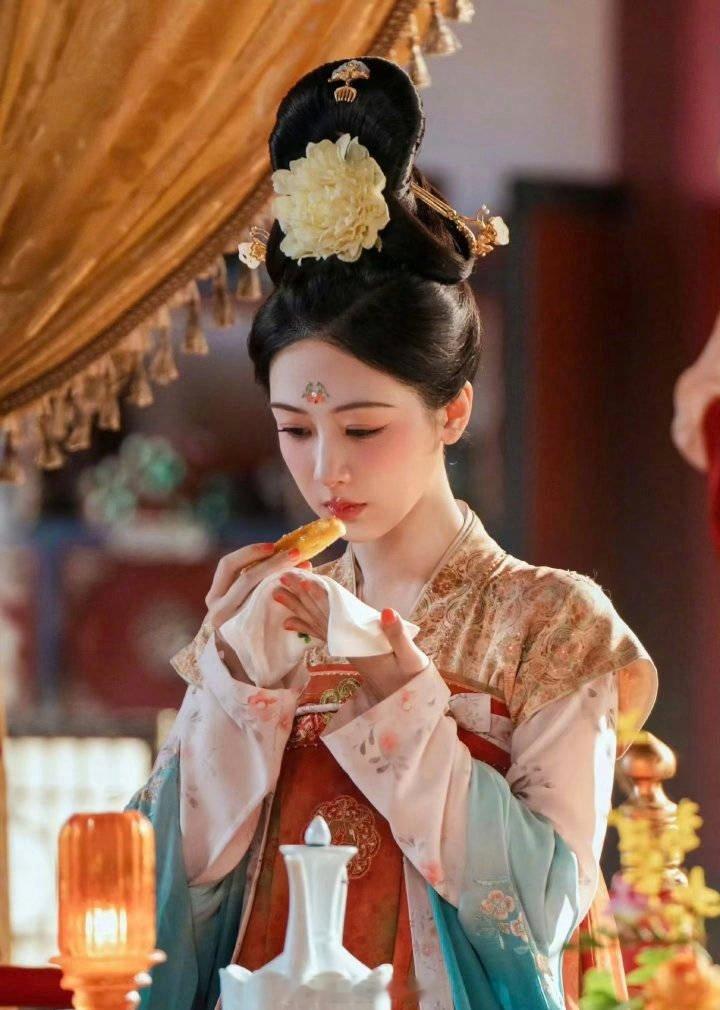 2025剧王《国色芳华》播放量破50亿，会员拉新1200万，广告招商3.2亿，扛