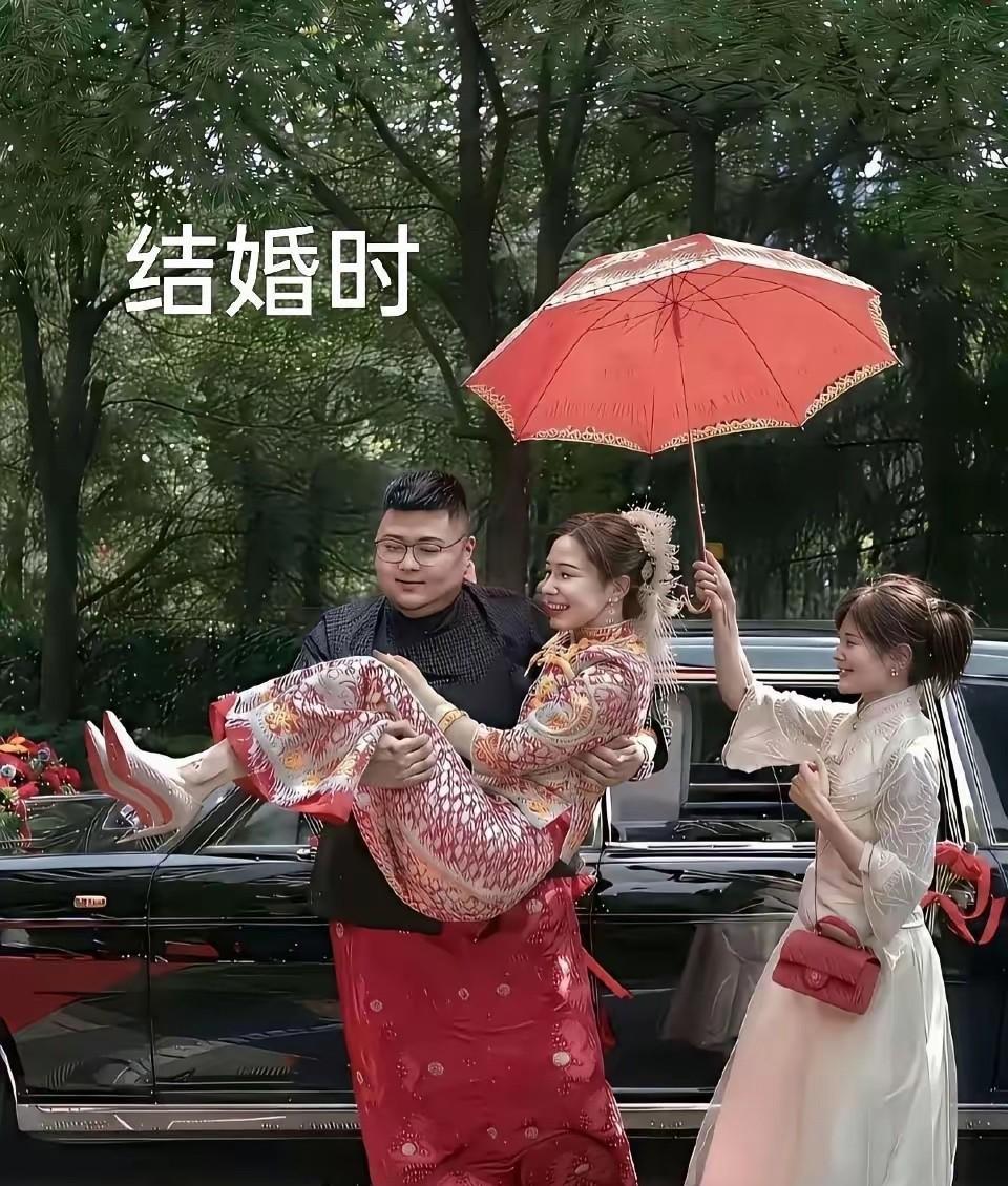 结婚时满心欢喜，新郎公主抱满眼宠溺；离婚路上二人沉默疏离，对比看着心酸。从热烈走