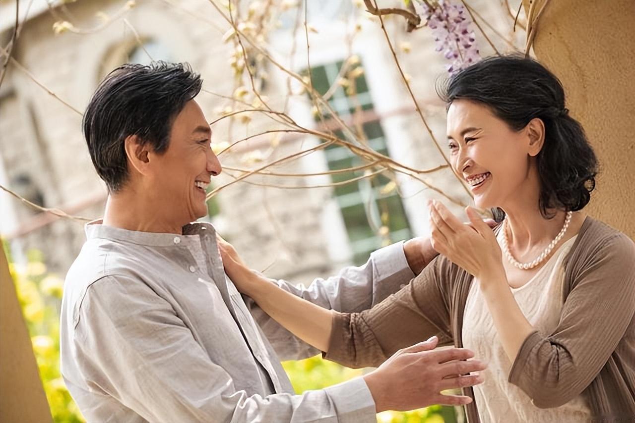 “我爱你”说出口只要3秒，婚姻却要走几十年——多少人把夫妻过成了室友，才懂真正的