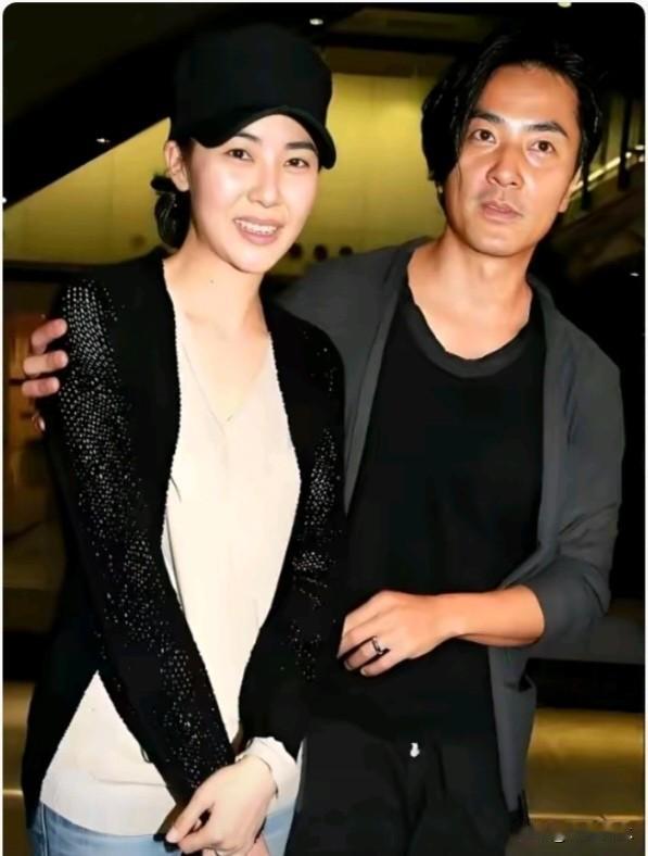 郑伊健与蒙嘉慧于2013年结婚，至今婚姻已超过12年。两人长期保持