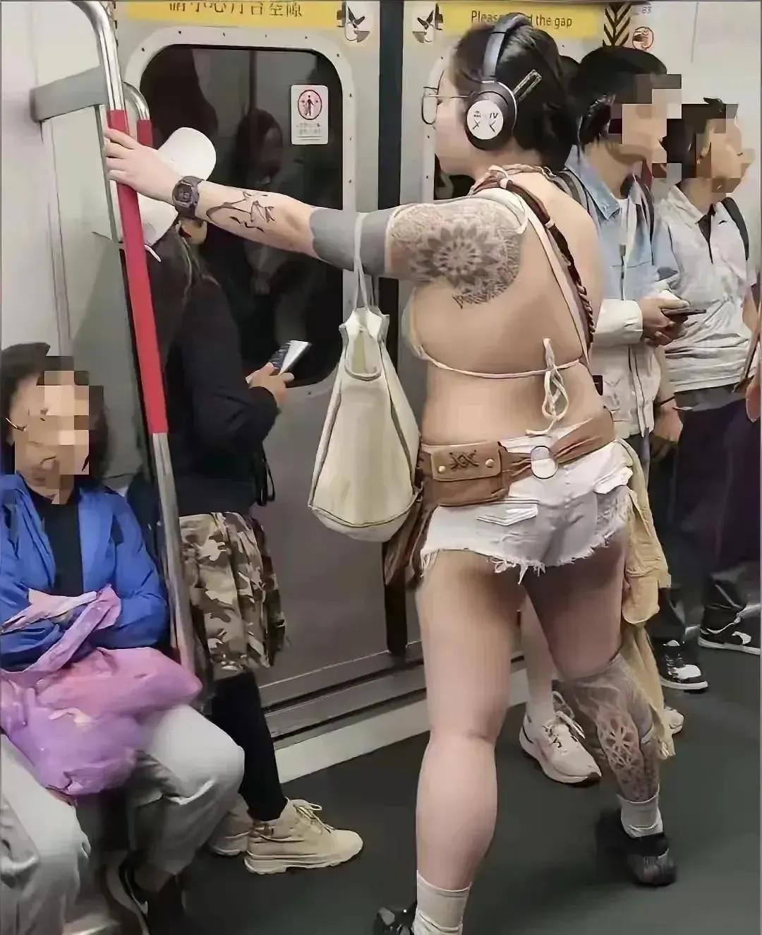 地铁里看到这一幕，心跳加速不敢直视！