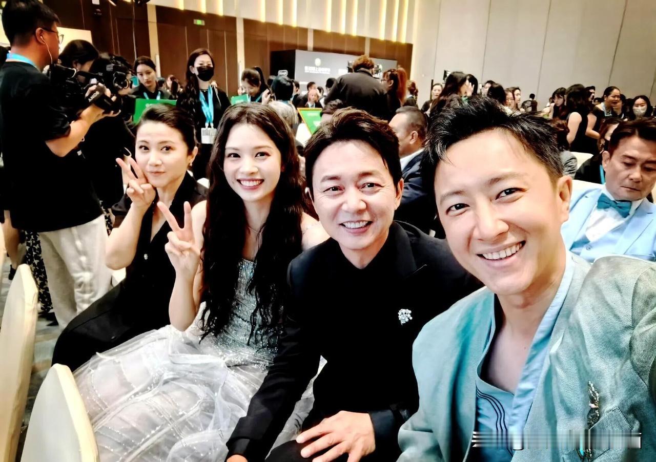 没有美颜和滤镜状态下的颜丙燕看着好有气质，一点也看不出是52岁的人，粉嫩粉嫩的脸