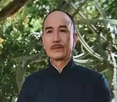 高圆圆被退了。刘涛也没戏。导演死死盯着监视器只咬死一句话：“我要那种——看着她笑