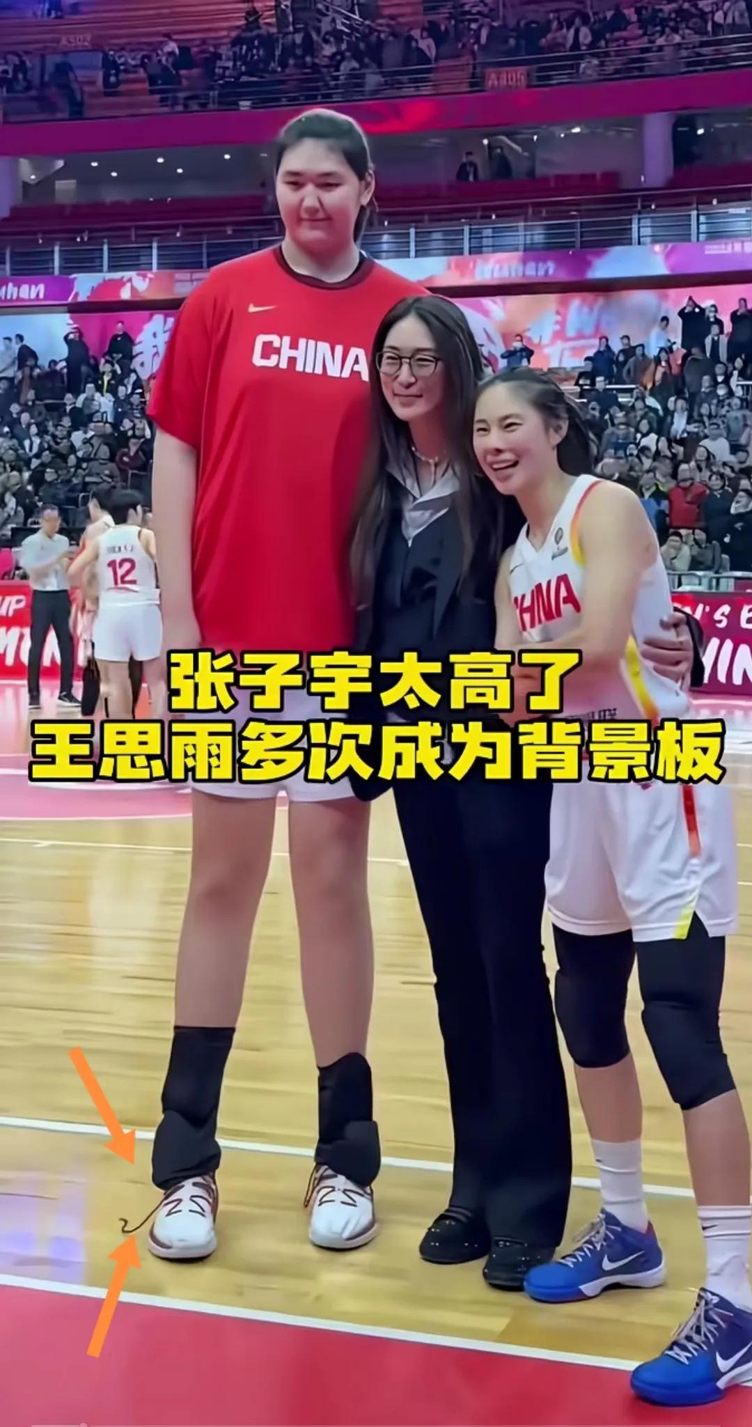 亚运会“大宝贝”张子宇比赛鞋带都跑散出来了，赛后大家忙庆祝合影。
