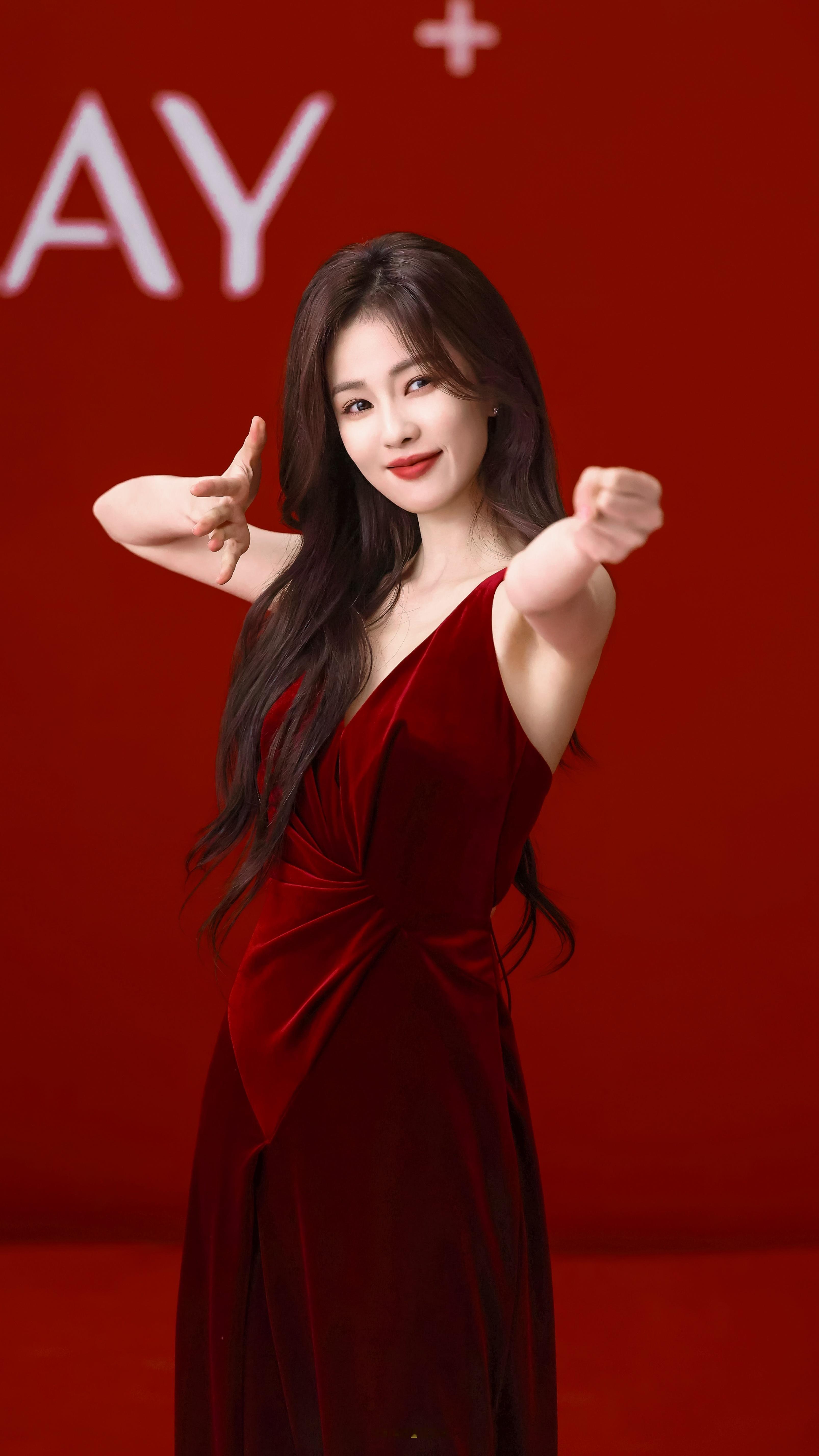 白鹿发了37张照片白梦妍新年快乐大年初五迎财神