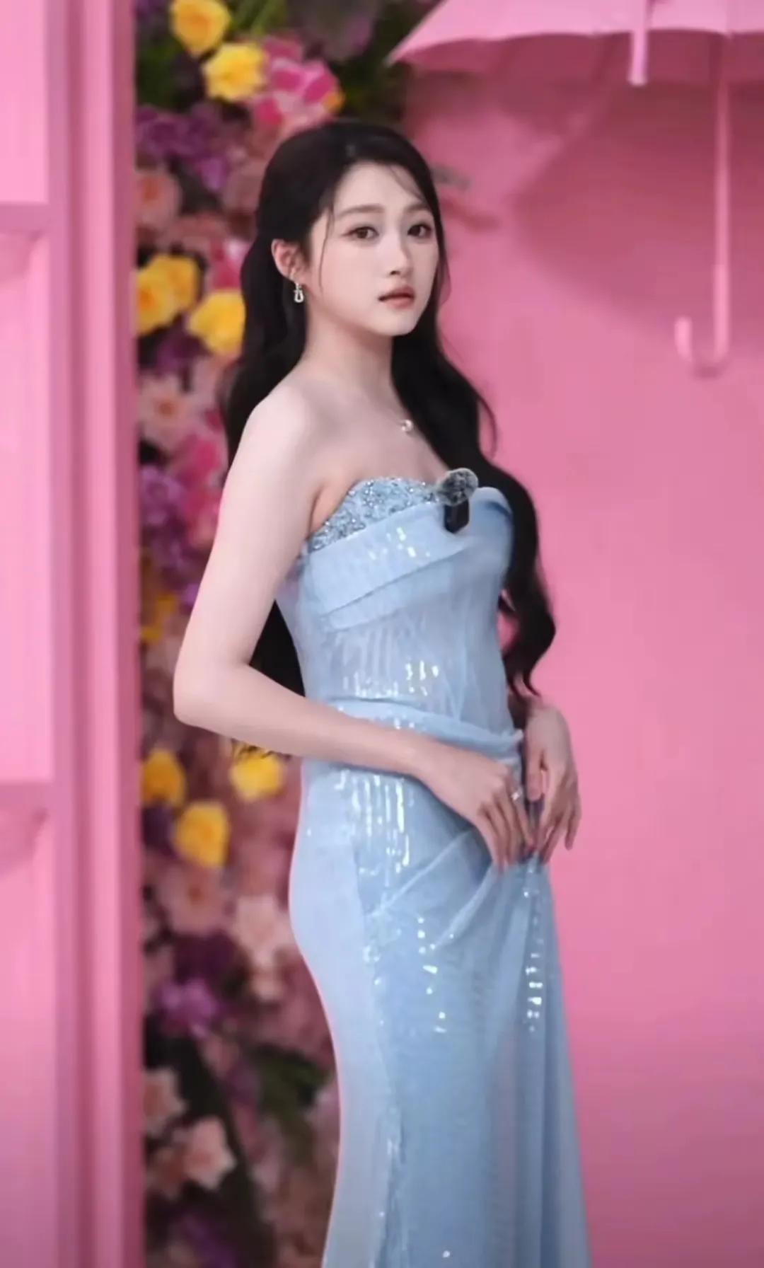 晓彤这次造型可算选对啦！淡妆勾勒出她清丽五官，仙女风穿搭更添空灵气质。一袭轻纱或