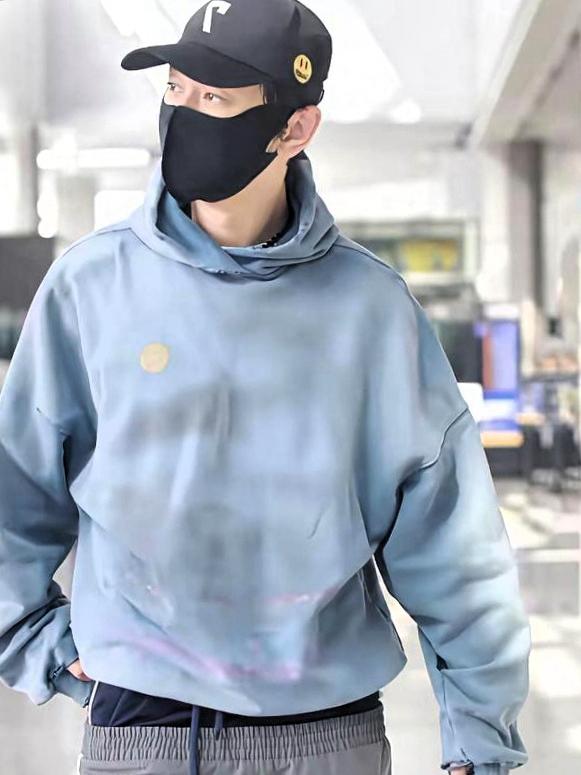 黄晓明机场这造型，是在玩什么新花样？家人们快看！黄晓明现身机场，宽松卫衣往