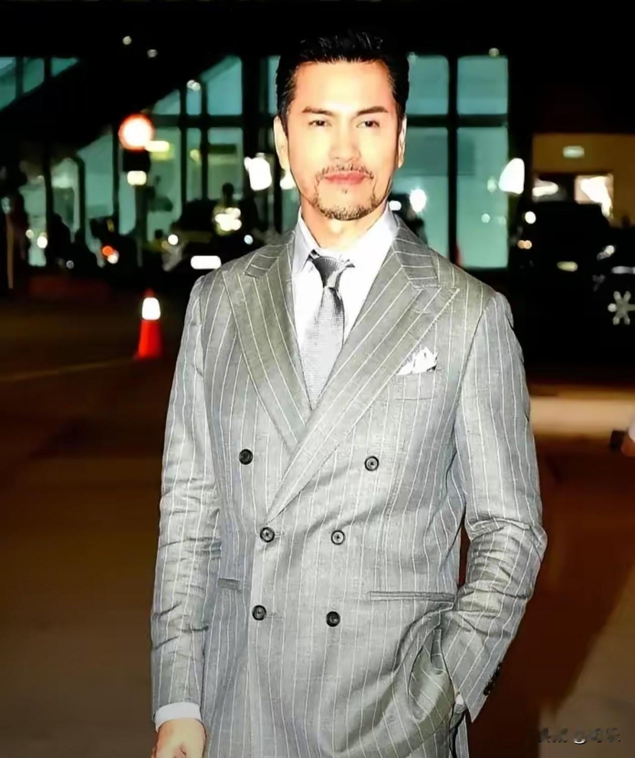 70岁吕良伟，生理年龄39.9岁。保姆说，他家有三条铁律：晚上9点准时断电，