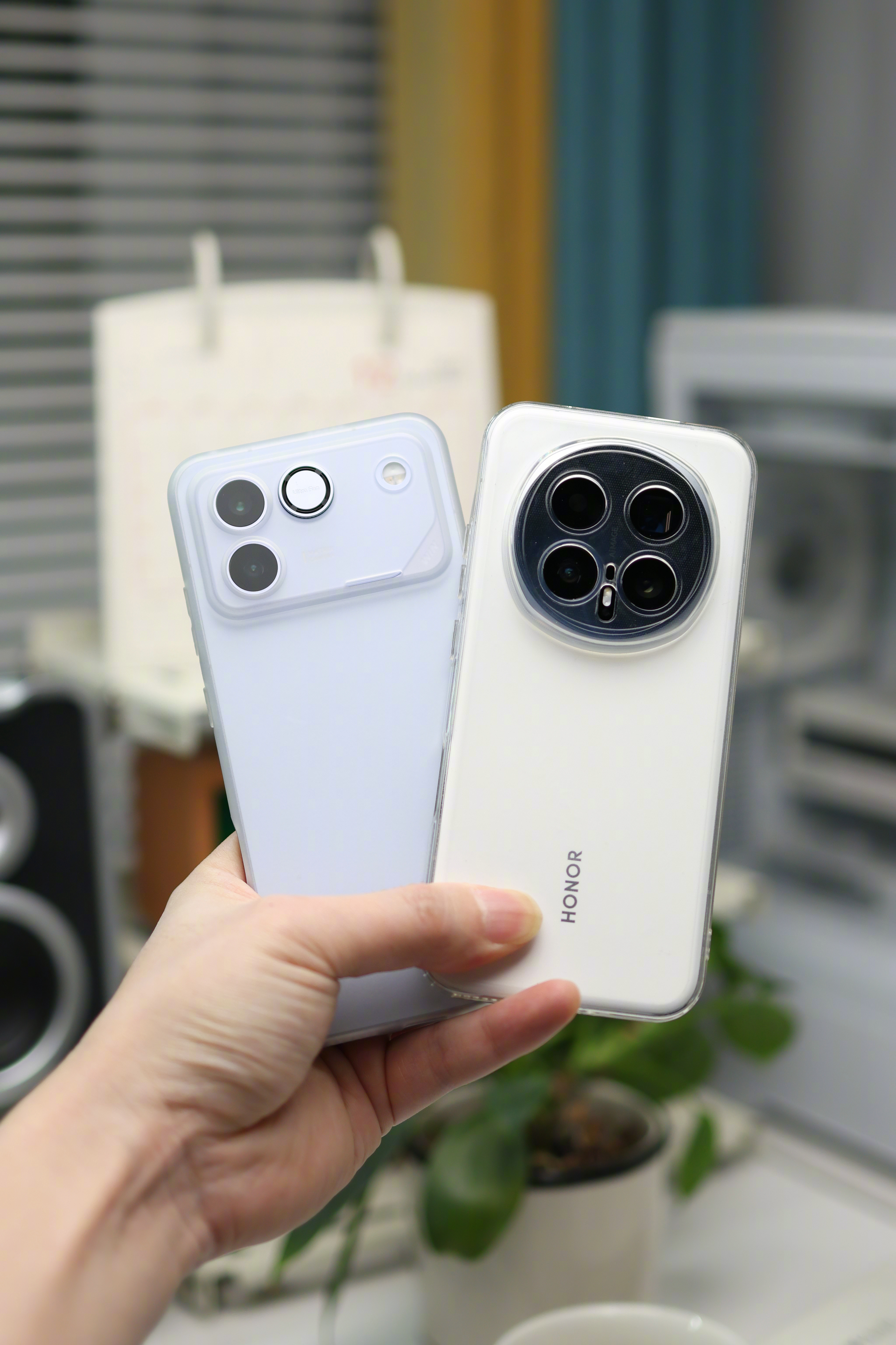 用多了那些花里胡哨的手机壳，我现在就只用这种透明或者半透明的精孔防摔软壳，包裹性