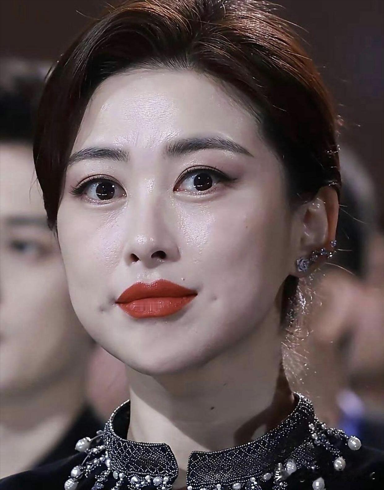 她的颜值平时多数是被吹捧过度了吧，这样的生图真的跟美女沾不到边，其实长的非常一般