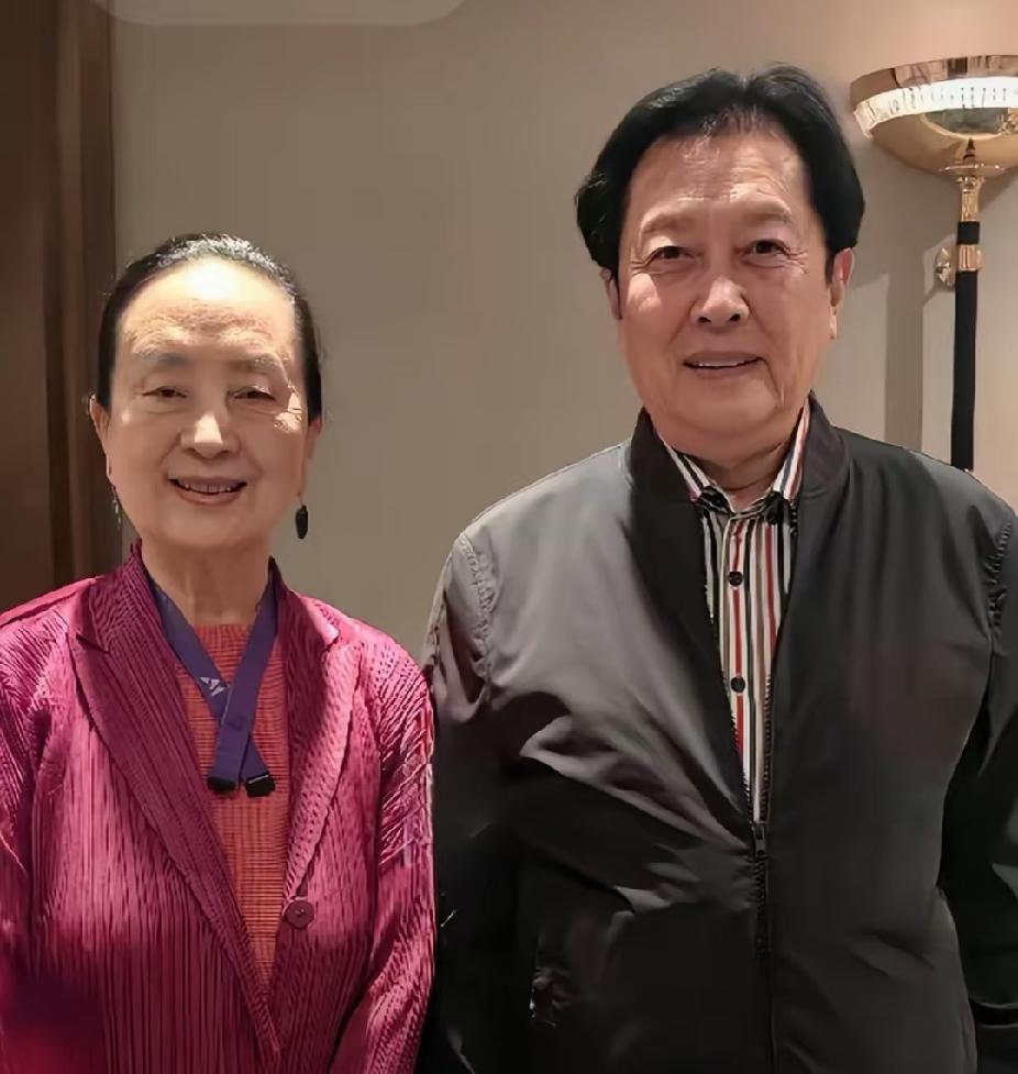 岁月从容！唐国强张金玲同框合影✨一晃几十年过去，当年荧幕上的俊男美女，如今