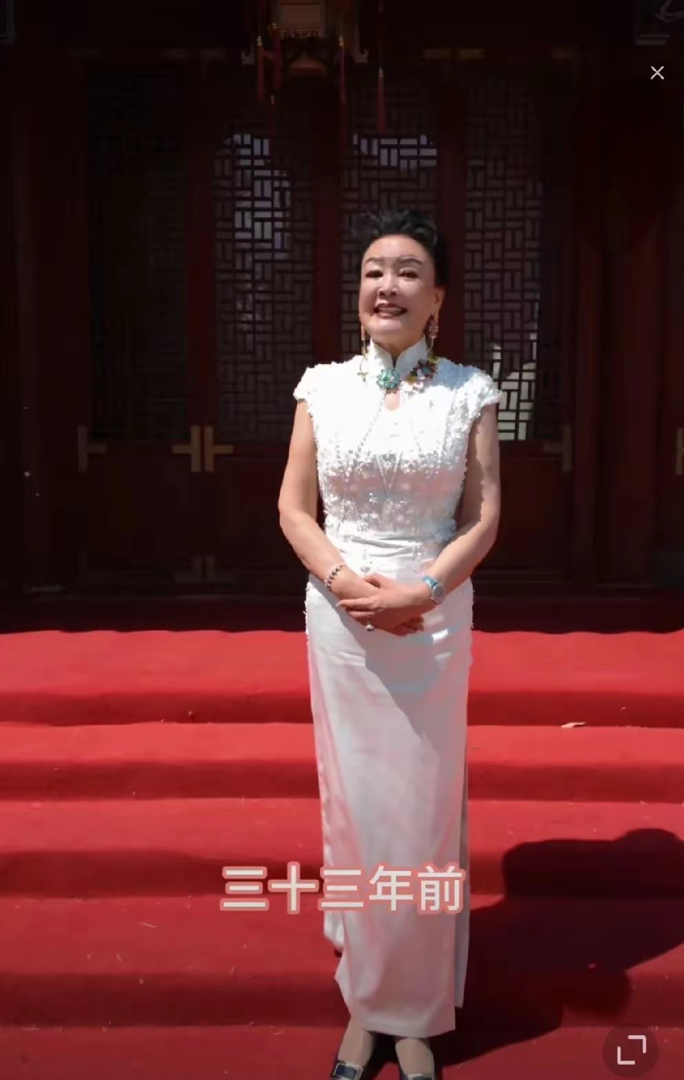 就在刚刚的婚礼现场，张兰一袭白色旗袍站在四合院门前，为新人送上暖心祝福。她动情地